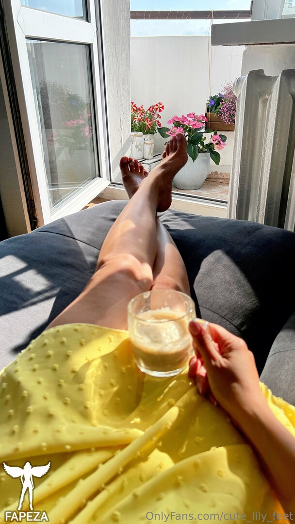 cute_lily_feet